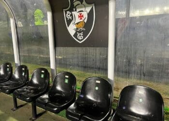 STJD isenta o Vasco de responsabilidade por adesivos de organizada do Coritiba no banco durante a partida contra o Athletico-PR