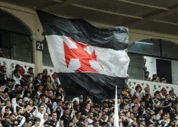 Vasco compartilha imagens da torcida em São Januário: ‘Sábado é em casa’