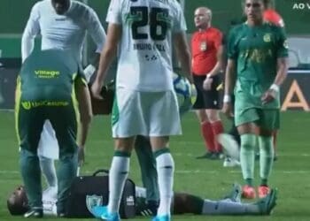 Zé Gabriel passa mal durante o jogo América-MG contra Coritiba e é levado de ambulância, mas sua condição é estável.