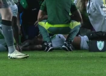 Zé Gabriel permanece hospitalizado após sentir-se mal durante a partida, e sua alta está prevista para manhã de domingo.