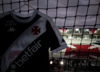 Vasco divulga imagem da faixa ‘Contra tudo e contra todos’ na marquise de São Januário