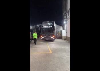 Veja a chegada do ônibus do Vasco à São Januário.