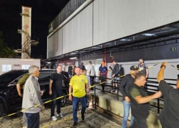 Ex-presidente Jair Bolsonaro desembarca em São Januário e dirige-se à sala da presidência.