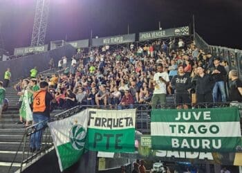 Setor de visitantes de São Januário atrai bom público