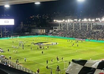 Vasco e Juventude realizam aquecimento no campo de São Januário.