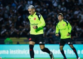 Vasco compartilha imagens do aquecimento da equipe antes da partida contra o Juventude.