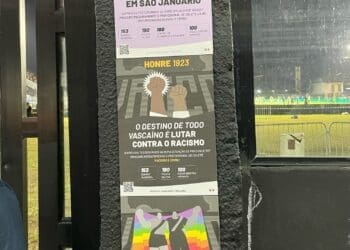 Foto exibe cartazes denunciando assédio, racismo e LGBTfobia em São Januário
