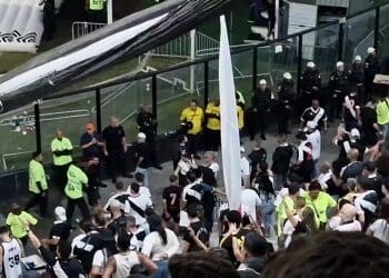 Vídeo revela seguranças lidando com torcedores em São Januário; assista.