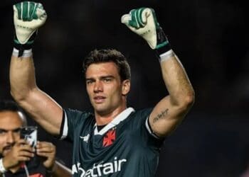 Léo Jardim ocupa a 2ª posição entre os goleiros com mais defesas no Campeonato Brasileiro.