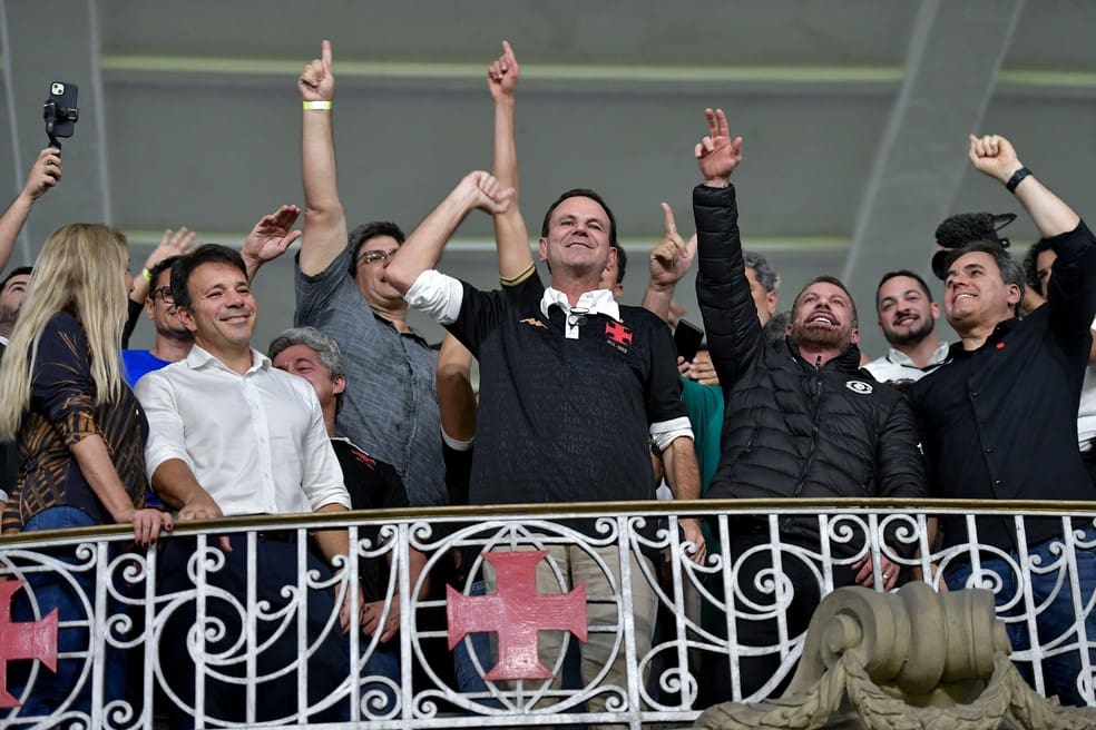 Pedrinho, presidente do Vasco, e Eduardo Paes, prefeito do Rio, em São Januário — Foto: Thiago Ribeiro/AGIF