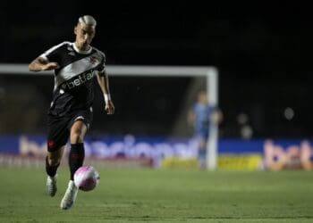 Puma Rodríguez ganha destaque novamente no Vasco e reconquista prestígio na Seleção Uruguaia