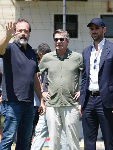 Jorge Salgado (de verde) com executivos da 777 Partners: venda da SAF do Vasco para empresa está sendo investigada pelo clube Imagem: Rafael Ribeiro / Vasco