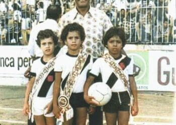 Foto retrata Barbosa ao lado de crianças em São Januário no ano de 1977.