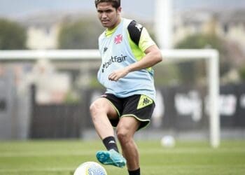 Lateral Paulinho participou do treino com os jogadores profissionais nesta quarta-feira.