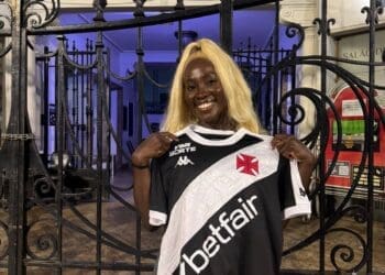 De passagem pelo Rio, a atleta olímpica britânica Annie Tagoe faz uma visita a São Januário e recebe camisa do Vasco; confira as fotos