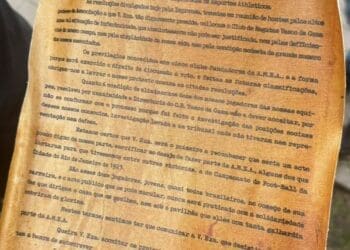 Atleta olímpica britânica Annie Tagoe recebeu uma cópia da Resposta Histórica durante sua visita a São Januário; confira a foto