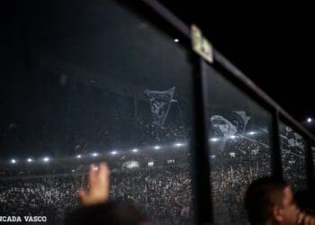 Veja a imagem da torcida do Vasco refletida no vidro de São Januário.
