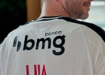 Tiago Leifert ganha camiseta do Vasco dedicada à campanha de combate ao Retinoblastoma e uma carta de Vegetti