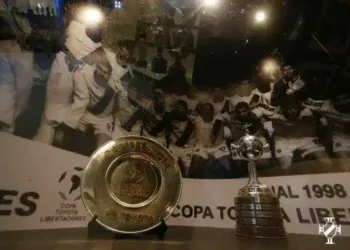 Vasco planeja alugar galpões para armazenar troféus e estátuas enquanto São Januário passa por reformas.