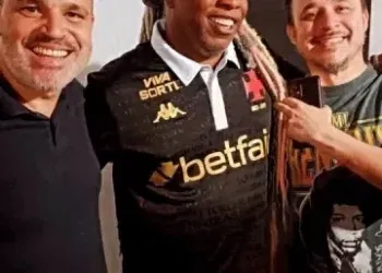 Vasco presenteia a banda Living Colour com camisetas