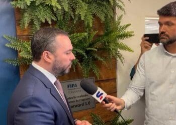 Presidente do Fluminense menciona novamente o Vasco em entrevista e recorda jogada de Vegetti; confira