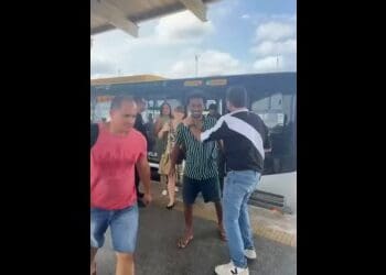 Prefeito Eduardo Paes compartilha vídeo vestindo camisa do Vasco no BRT
