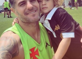 Filho de Vegetti compareceu ao treino do Vasco neste sábado; confira a foto.