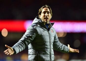 Com apenas uma vitória nos últimos cinco jogos, o treinador do São Paulo enfrenta pressão.