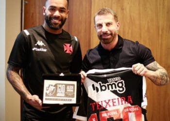 Alex Teixeira, Payet e Mateus Carvalho recebem homenagens e camisas de Pedrinho; confira fotos e vídeo.