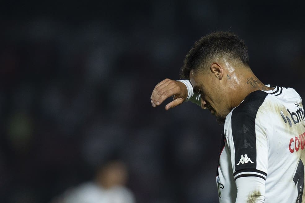 20241017-124258-1-philippe-coutinho-em-acao-pelo-vasco-na-partida-contra-o-sao-paulo-foto-anderson-romaoagif-1 Philippe Coutinho em ação pelo Vasco na partida contra o São Paulo — Foto: Anderson Romão/AGIF