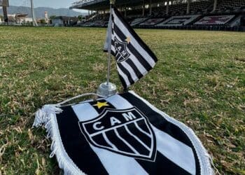 Atlético-MG compartilha imagens da flâmula e do uniforme em São Januário, local da partida deste sábado.