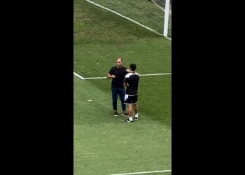 Felipe Maestro é flagrado no campo de São Januário; assista ao vídeo.