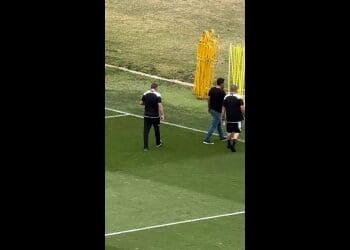 Rafael Paiva realiza uma caminhada pelo gramado de São Januário antes da atividade de treino; confira.