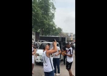 Cabo Daciolo se encontra em frente ao Estádio de São Januário com um carro de som; confira!