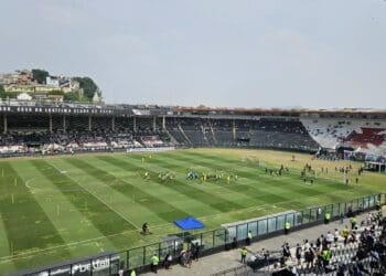 Elenco do Vasco já se encontra no campo de São Januário para o treino aberto.