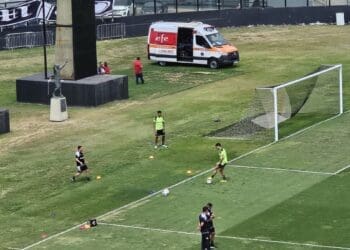 Jair continua a prática com os atletas do Vasco em São Januário.