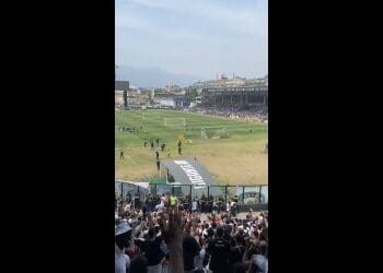 Léo Jardim recebe aplausos entusiásticos dos torcedores em São Januário