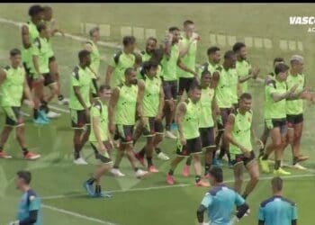 Vegetti não hesitou em posar para uma foto com a jovem torcedora em São Januário.