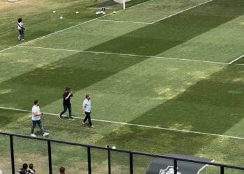 Vídeo exibe Pedrinho ao lado do presidente da Assembleia Geral, Alan Belaciano, no campo de São Januário; confira