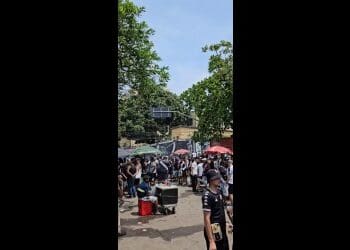 Vídeo exibe torcedores em frente a São Januário após sessão de treino aberta.