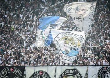 Vasco compartilha imagens de torcedores em São Januário durante o treino aberto; confira