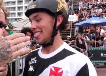 Bicampeão olímpico, skatista australiano Keegan Palmer participa da competição com a camisa do Vasco; confira a imagem