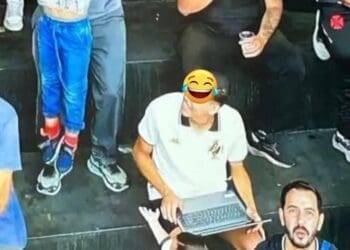 Torcedor trouxe laptop para São Januário e ‘trabalhou em home office’; confira a imagem
