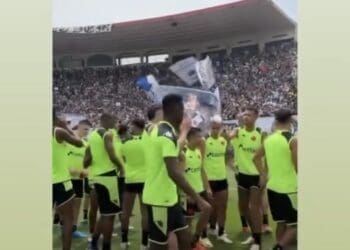 Vegetti compartilha imagem do treino aberto em São Januário: ‘Amanhã é dia de batalha’