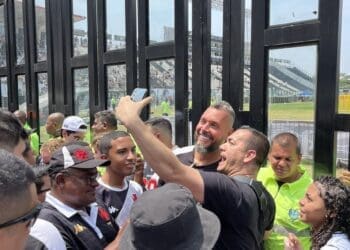 Segurança Betinho tirou fotos com torcedores em São Januário nesta sexta-feira.