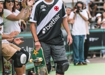 Vasco compartilha imagens do skatista Keegan Palmer disputando com a camisa cruzmaltina.