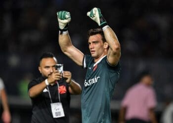 Léo Jardim brilha na campanha do Vasco na Copa do Brasil ao defender pênaltis.