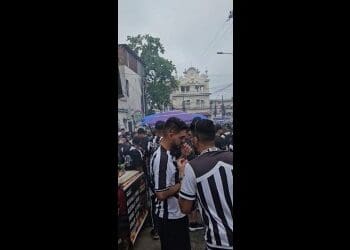 Torcedores do Atlético-MG transitam com tranquilidade entre os vascaínos nas proximidades de São Januário.