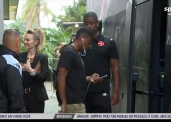 Elenco do Vasco sai do hotel em direção a São Januário