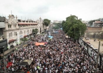 Foto revela torcedores do lado externo de São Januário; confira.